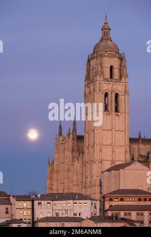 Mondaufgang in der Catedral de Segovia, Segovia, Spanien Stockfoto