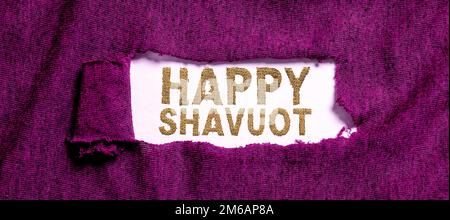 Text mit Inspiration Happy Shavuot. Konzeptfoto jüdischer Feiertag zum Gedenken an die Enthüllung der zehn Gebote Stockfoto