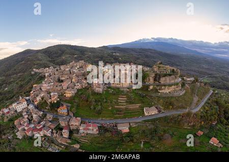 Malerischer Panoramablick aus der Vogelperspektive auf die sizilianische Landschaft - Dorf Castiglione di Sicilia im Vordergrund und Vulkan Ätna im Hintergrund, Sizilien, Italien Stockfoto