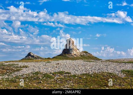 Felsformationen, Dolomitfelssäulen, sonniges Wetter, Trollholmen, Trollholmsund bei Lakselv, Porsangerfjord, Nordkap, Finnmark, Norwegen Stockfoto