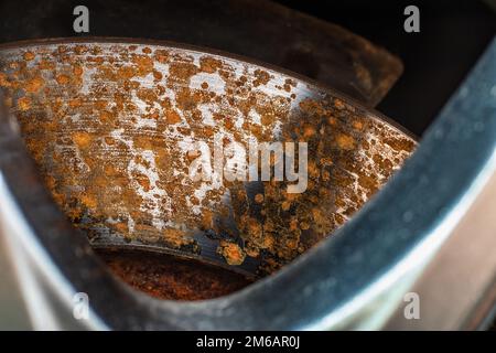 Bremsscheibe und Bremsbelag des Fahrzeugs nach Regen verrostet, Stockfoto