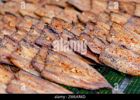 Auswahl an hausgemachtem Räucherfisch auf einem Bauernmarkt in Vilnius, Litauen. Kaziukas, traditionelle Frühjahrsmesse in der Hauptstadt Litauens. Stockfoto