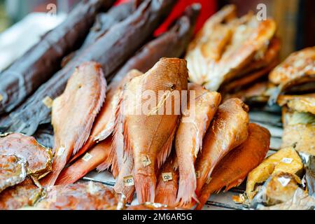 Auswahl an hausgemachtem Räucherfisch auf einem Bauernmarkt in Vilnius, Litauen. Kaziukas, traditionelle Frühjahrsmesse in der Hauptstadt Litauens. Stockfoto