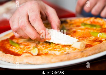 Pizza-Rindfleisch-Carpaccio. Neapolitanische Pizza mit Tomatensauce, Käse und Rindfleisch. Italienisches Rezept. Stockfoto