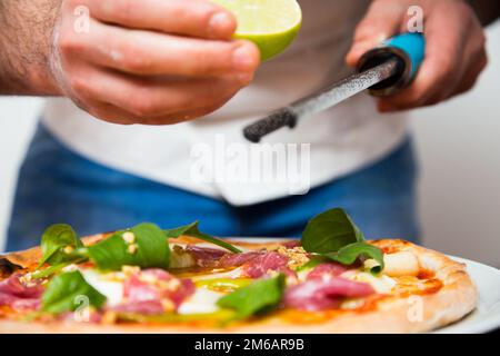 Pizza-Rindfleisch-Carpaccio. Neapolitanische Pizza mit Tomatensauce, Käse und Rindfleisch. Italienisches Rezept. Stockfoto