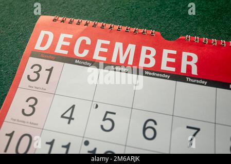 Kalender 2023, Dezember, Monatsplaner für Wand und Schreibtisch. Nahaufnahme des Monats und Faust ein paar Tage. Stockfoto