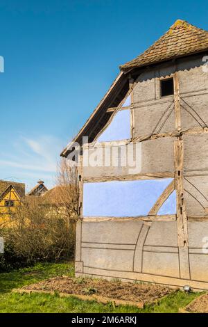 Historisches Fachwerkhaus, teilweise gestrichen Stockfoto