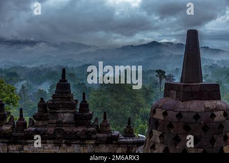 Das erste Licht an einem nebligen Morgen im Borobudur-Tempel. Zentraljava. Indonesien Stockfoto