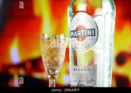 KIEW, UKRAINE - 4. MAI 2022 Vermouth Martini Original-Alkoholflasche auf Holztisch mit rotem Kamin im Hintergrund. Elite-Alkoholproduktion Stockfoto