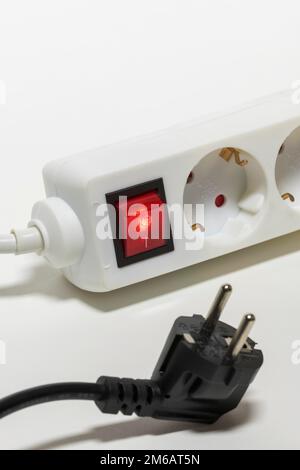 Steckdosenleiste zum Anschließen von Elektrogeräten, Steckdosenverteiler Stockfoto