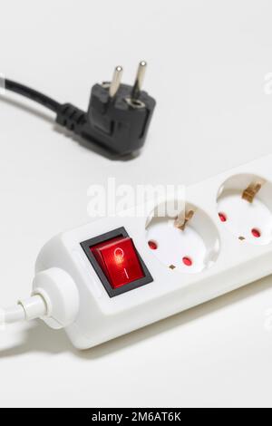 Steckdosenleiste zum Anschließen von Elektrogeräten, Steckdosenverteiler Stockfoto