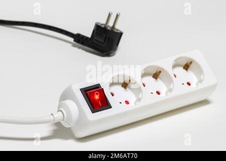 Steckdosenleiste zum Anschließen von Elektrogeräten, Steckdosenverteiler Stockfoto