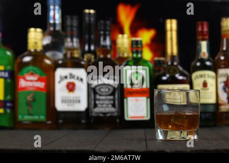 KIEW, UKRAINE - 4. MAI 2022 viele neue Flaschen von weltweit beliebten Alkoholmarken von Whiskey Cognac und Spirituosen mit berühmten Markennamen und Firmenlogos Stockfoto