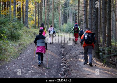 KARPATEN, UKRAINE - 8. OKTOBER 2022 Mount Hoverla. Karpaten in der Ukraine im Herbst. Touristen wandern durch Hügel und Wälder bis zum Gipfel des Hoverla Berges Stockfoto