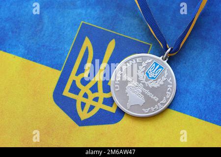 KIEW, UKRAINE - 4. MAI 2022 Medaille für die Person, die den Hoverla erobert hat. Ukrainischer Touristensouvenir-Preis auf einem Band mit den Farben der ukrainischen Flagge Stockfoto