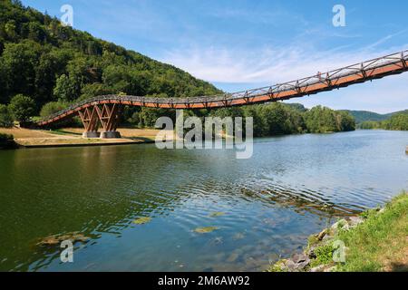 Holzbrücke in der Nähe von Essing über den Main-Donau-Kanal, Tatzelwurm oder auch Tatzlwurm, Essing, Altmuehltal, Niederbayern, Bayern, Deutschland Stockfoto