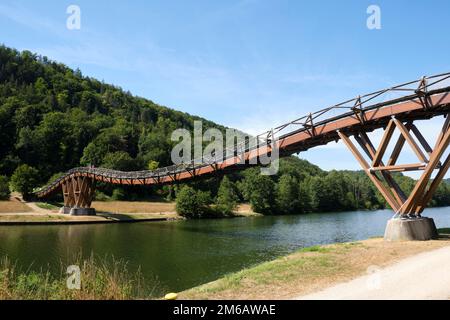 Holzbrücke in der Nähe von Essing über den Main-Donau-Kanal, Tatzelwurm oder auch Tatzlwurm, Essing, Altmuehltal, Niederbayern, Bayern, Deutschland Stockfoto