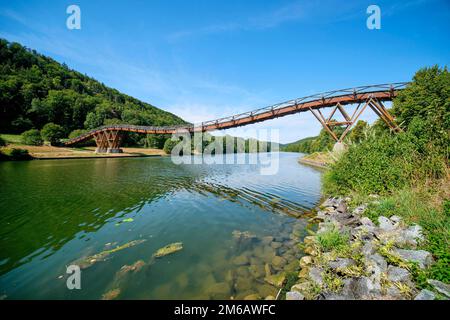 Holzbrücke in der Nähe von Essing über den Main-Donau-Kanal, Tatzelwurm oder auch Tatzlwurm, Essing, Altmuehltal, Niederbayern, Bayern, Deutschland Stockfoto