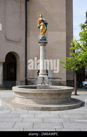 Marian-Säule vor der Kirche St. Walburga, Beilngries, Bezirk Eichstaett, Bayern, Deutschland Stockfoto