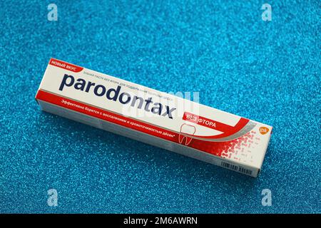 KIEW, UKRAINE - 4. MAI 2022 Paket Parodontax Zahnpasta auf hellem Hintergrund Nahaufnahme Stockfoto