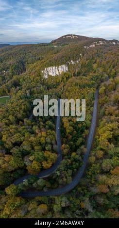 Passieren Sie die Straße am Gempenpass im Herbst, Ingelstein und Schartenflue im Hintergrund, Jura-Berge, Luftaufnahme, Gempen, Solothurn, Die Schweiz Stockfoto