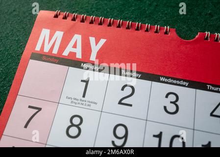 Kalender 2023, Mai, Monatsplaner für Wand und Schreibtisch. Nahaufnahme des Monats und Faust ein paar Tage. Stockfoto