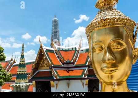 Goldene Kinnari-Statue im Tempel des Smaragd-Buddha (Wat Phra Kaew) im Grand Royal Palace. Halb Vogel, halb Frau Kreatur im Süden Stockfoto