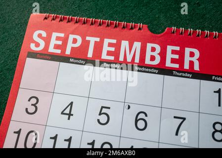 Kalender 2023, September, Monatsplaner für Wand und Schreibtisch. Nahaufnahme des Monats und Faust ein paar Tage. Stockfoto