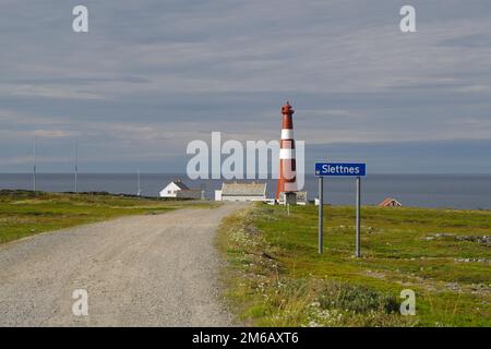 Der nördlichste Leuchtturm der Welt und eine Schotterstraße, unfruchtbare Landschaft, Arktisches Meer, Gamvik, Slettnes, Arktis, Lappland, Finnmark, Norwegen Stockfoto