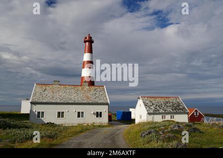 Der nördlichste Leuchtturm der Welt und eine Schotterstraße, unfruchtbare Landschaft, Arktisches Meer, Gamvik, Slettnes, Arktis, Lappland, Finnmark, Norwegen Stockfoto