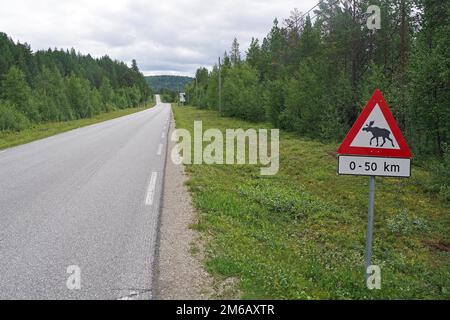 Zeichen für Elche auf einer verkehrsfreien Straße, Karasjok, Lappland, Norwegen Stockfoto