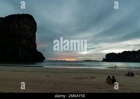 Leute bei Sonnenuntergang am Railay Beach in Krabi Thailand Urlaub Stockfoto