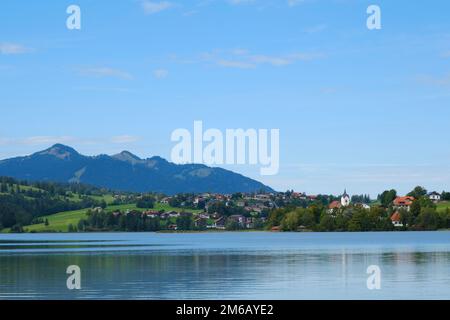 Weissensee-Dorf Am Weissensee Bei Füssen, Allgäu, Bayern, Deutschland, Europa Stockfoto