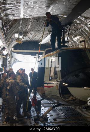 Das 89. Fluggeschwader und die West Virginia Air National Guardsmen mit 167. Fluggeschwader messen die Länge eines UH-1N Iroquois Huey Hubschraubers in einem C-17 Flugzeug während einer Ladeübung auf der Fluglinie in Joint Base Andrews, Md., April. 21, 2021. Mit Ladeübungen oder LOADEX können Mitglieder des Verteidigungsministeriums eine Vielzahl von Szenarien üben, die den Transport von militärischer Ausrüstung, Vorräten und Fahrzeugen umfassen, während sie gleichzeitig notieren, was funktioniert und was sich ändern könnte, um die Beladung in Zukunft zu beschleunigen. Stockfoto