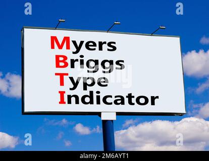 Anzeigesymbol des Typs MBTI Myers Briggs. Die Begriffe „MBTI Myers Briggs“ werden auf großen Plakaten vor dem wunderschönen blauen Himmel angezeigt. Psychologischer MBT Stockfoto