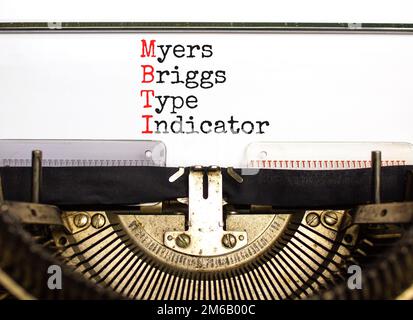 Anzeigesymbol des Typs MBTI Myers Briggs. Konzeptbegriffe MBTI Myers Briggs-Anzeige auf Schreibmaschine auf wunderschönem weißem Hintergrund. Psychologischer MBT Stockfoto