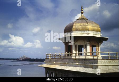 Historischer, archivierter Blick auf den Musamman Burj Dome des Fort Agra mit Blick auf den Yamuna River in Richtung Taj Mahal, UNESCO-Weltkulturerbe, August 1990 Stockfoto