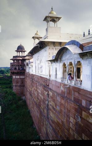 Historischer Archivblick vom Musamman Burj auf Einer Seitenhöhe des Fort Agra mit Menschen, die in Einem Fenster sitzen, UNESCO-Weltkulturerbe, August 1990 Stockfoto