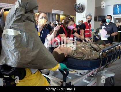 Mitarbeiter des Product Manager Medical Simulation Teams von PEO STRI spielten eine Schlüsselrolle bei der regionalen Notfallübung für Massenverletzte im April 21 in Orlando. Unter der Leitung der Central Florida Medical Disaster Coalition und neben dem Brand- und Notfallteam von Stadt und Bezirk, Krankenhausmitarbeitern und nicht-Regierungsbehörden bediente das medizinische Simulationspersonal von PEO STRI medizinische Simulatoren mit mittlerer und hoher Wiedergabetreue, um bei großen Übungen Verluste zu verursachen. Diese Art der Zusammenarbeit und Ausbildung mit lokalen Behörden und Gesundheitsexperten Stockfoto