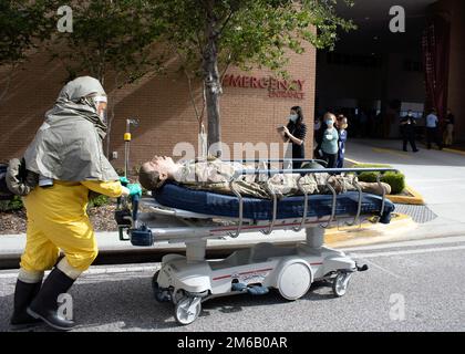 Mitarbeiter des Product Manager Medical Simulation Teams von PEO STRI spielten eine Schlüsselrolle bei der regionalen Notfallübung für Massenverletzte im April 21 in Orlando. Unter der Leitung der Central Florida Medical Disaster Coalition und neben dem Brand- und Notfallteam von Stadt und Bezirk, Krankenhausmitarbeitern und nicht-Regierungsbehörden bediente das medizinische Simulationspersonal von PEO STRI medizinische Simulatoren mit mittlerer und hoher Wiedergabetreue, um bei großen Übungen Verluste zu verursachen. Diese Art der Zusammenarbeit und Ausbildung mit lokalen Behörden und Gesundheitsexperten Stockfoto