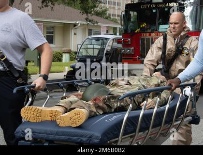 Mitarbeiter des Product Manager Medical Simulation Teams von PEO STRI spielten eine Schlüsselrolle bei der regionalen Notfallübung für Massenverletzte im April 21 in Orlando. Unter der Leitung der Central Florida Medical Disaster Coalition und neben dem Brand- und Notfallteam von Stadt und Bezirk, Krankenhausmitarbeitern und nicht-Regierungsbehörden bediente das medizinische Simulationspersonal von PEO STRI medizinische Simulatoren mit mittlerer und hoher Wiedergabetreue, um bei großen Übungen Verluste zu verursachen. Diese Art der Zusammenarbeit und Ausbildung mit lokalen Behörden und Gesundheitsexperten Stockfoto