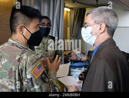 Mitarbeiter des Product Manager Medical Simulation Teams von PEO STRI sowie der klinische Berater von PEO STRI, Oberst Paul Kwon, M.D. (links), spielten eine Schlüsselrolle bei der regionalen Notfallübung für Massenunfälle im April 21 in Orlando. Unter der Leitung der Central Florida Medical Disaster Coalition und neben dem Brand- und Notfallteam von Stadt und Bezirk, Krankenhausmitarbeitern und nicht-Regierungsbehörden bediente das medizinische Simulationspersonal von PEO STRI medizinische Simulatoren mit mittlerer und hoher Wiedergabetreue, um bei großen Übungen Verluste zu verursachen. Diese Art der Zusammenarbeit und Stockfoto