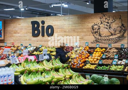 Bio-Obst, Gemüse. Fruit Juice, Rewe Center Tonndorfer Main Street 71-81 22045 Hamburg, Deutschland Stockfoto