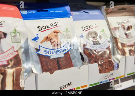 Haustierfutter, Rewe Center Hamburg-Tonndorf, 22045 Hamburg, Deutschland  Stockfotografie - Alamy