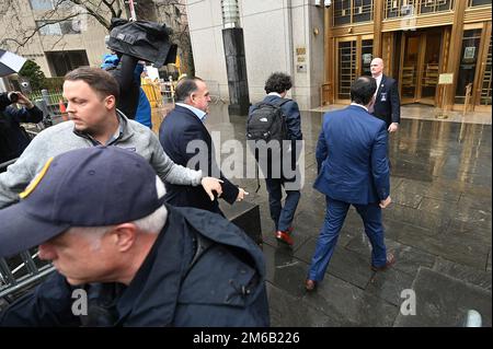 New York, USA. 03. Januar 2023. Samuel Bankman-Fried (2. von rechts mit Rucksack) kommt am 3. Januar 2023 am US District Court in Manhattan an. Bankman-Fried wird erwartet, sich nicht schuldig zu bekennen, und wird angeklagt, Kunden und Anleger in seiner Kryptowährungsbank FTX betrogen zu haben und die Gelder für den persönlichen Gebrauch und Schulden seines Hedgefonds zu verwenden. FTX hat im November 2022 Konkurs angemeldet. (Foto: Anthony Behar/Sipa USA) Guthaben: SIPA USA/Alamy Live News Stockfoto