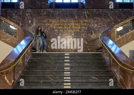 Schriftzug, Karl Marx Zitat, Treppe, Foyer, Hauptgebäude, Humboldt-Universität, unter den Linden, Mitte, Berlin, Deutschland Stockfoto