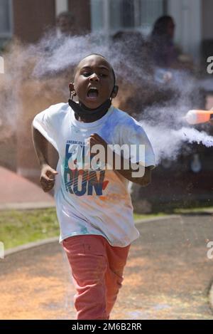 YOKOSUKA, Japan (22. April 2022) — Mehr als 60 Kinder aus Gemeinden an Bord Commander, Fleet Activities Yokosuka (CFAY) nehmen am Monat des Military Child Color Run Teil, der auf der Feldbahn Yokosuka Middle School von CFAY stattfindet. Die Veranstaltung wurde als Teil der Beobachtung abgehalten, um Kindern aus Militärfamilien für die Opfer zu danken, die sie für den militärischen Lebensstil bringen. Seit mehr als 75 Jahren stellt CFAY Basiseinrichtungen und -Dienste zur Unterstützung der vorwärts entsandten Marinetruppen der US-7.-Flotte, der Mietbefehle und Tausender militärischer und -Dienste zur Verfügung, pflegt und betreibt diese Stockfoto