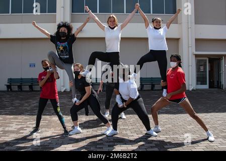 YOKOSUKA, Japan (22. April 2022) — Kinnick Red Devils Cheerleaders vom Kinnick High School Onboard Commander, Fleet Activities Yokosuka (CFAY) liefern eine Aufführung vor dem Monat des Military Child Color Run, der auf der Feldbahn Yokosuka Middle School von CFAY stattfindet. Die Veranstaltung, an der mehr als 60 Kinder aus dem CFAY teilnahmen, wurde als Teil der Beobachtung abgehalten, um Kinder aus Militärfamilien für die Opfer zu würdigen und zu danken, die sie für den militärischen Lebensstil bringen. Seit mehr als 75 Jahren stellt CFAY Basiseinrichtungen und -Dienste zur Unterstützung der US-amerikanischen 7. F zur Verfügung, pflegt und betreibt diese Stockfoto