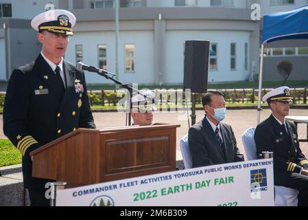 YOKOSUKA, Japan (22. April 2022) – Captain Rich Jarrett, Commander, Fleet Activities Yokosuka (CFAY), hält eine Ansprache zum Gedenken an die Earth Day Fair 2022. Die jährliche Veranstaltung bietet Informationen über Lebensräume, Recycling, alternative Energien, historische Ressourcen und vieles mehr. Seit 75 Jahren stellt CFAY Basiseinrichtungen und -Dienste zur Unterstützung der vorwärts entsandten Marinekräfte, Mietbefehle und Tausenden von Militär- und Zivilpersonal und deren Familien der US-7.-Flotte zur Verfügung, wartet und betreibt diese. Stockfoto