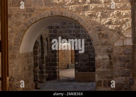 Der alte Caravanserai in der Judäischen Wüste in Palästina. Maqam Nabi Musa Stockfoto